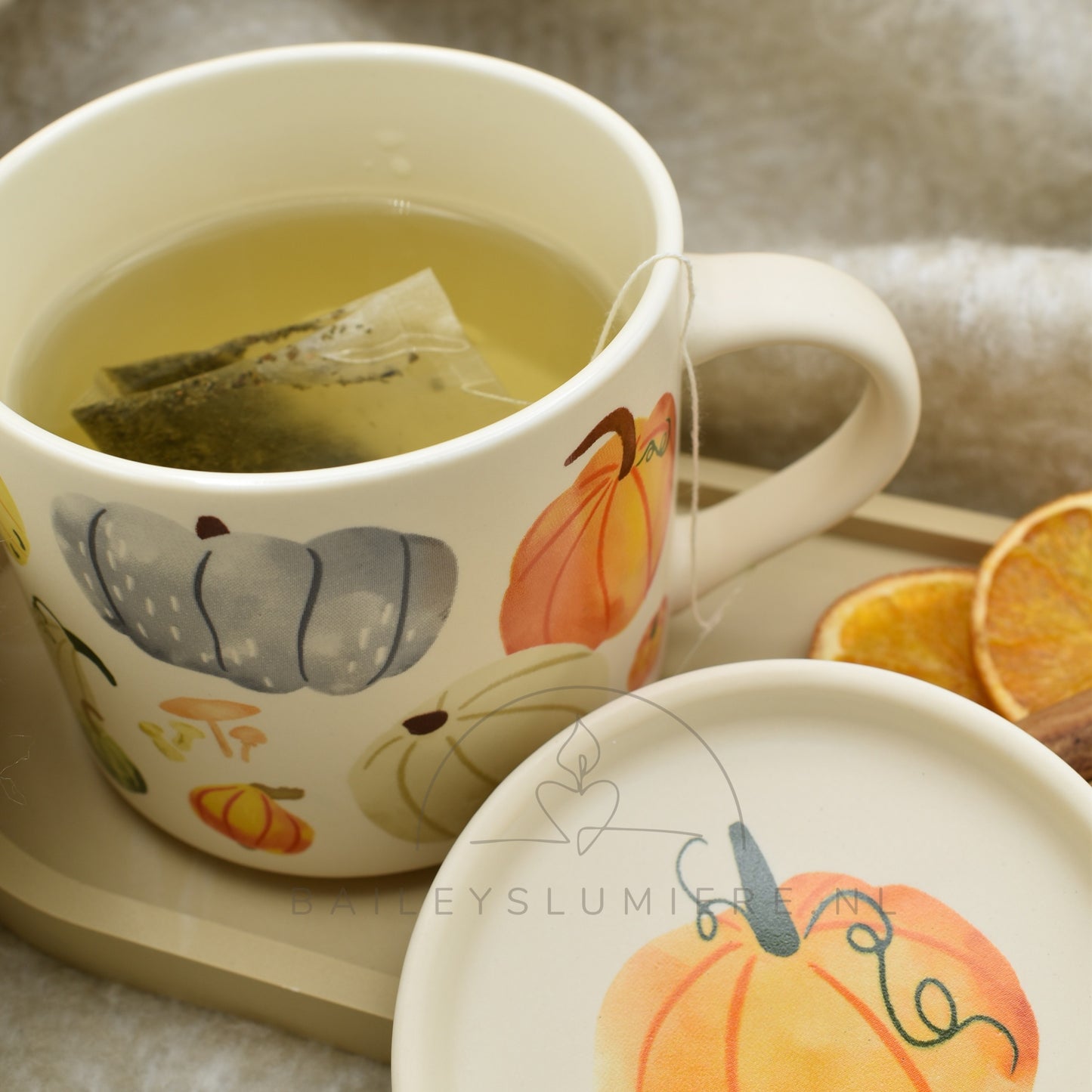 Herfst mok met pompoenprint.