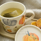 Herfst mok met pompoenprint.