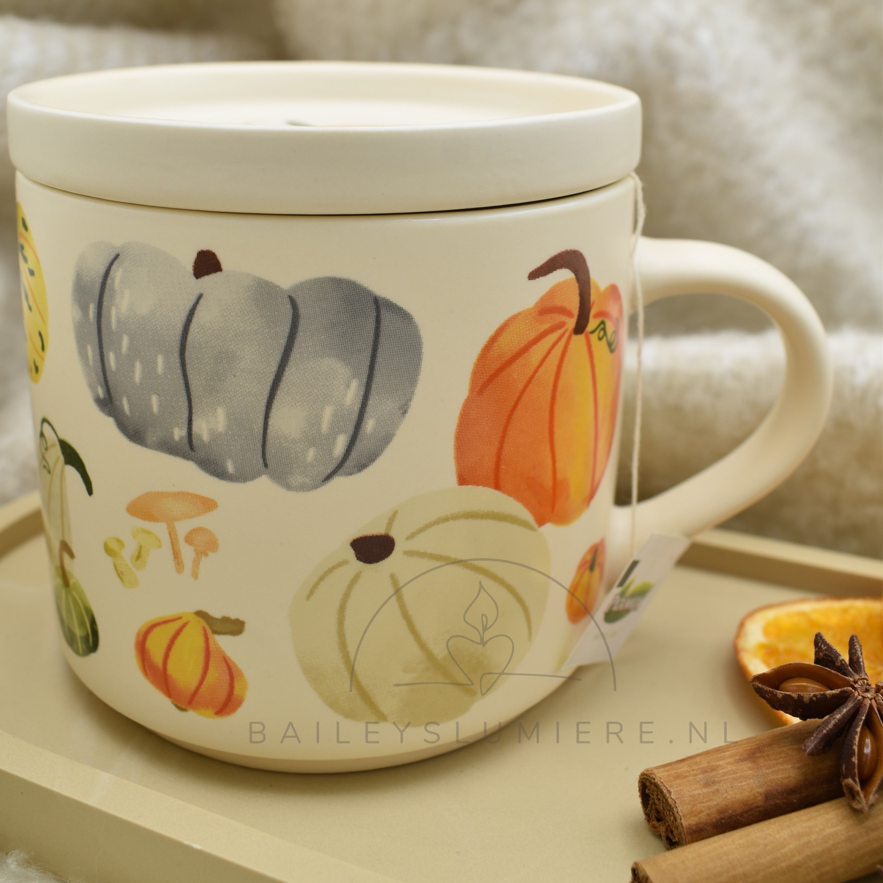 Herfst mok met pompoenprint.