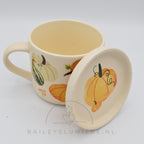 Herfst mok met pompoenprint.
