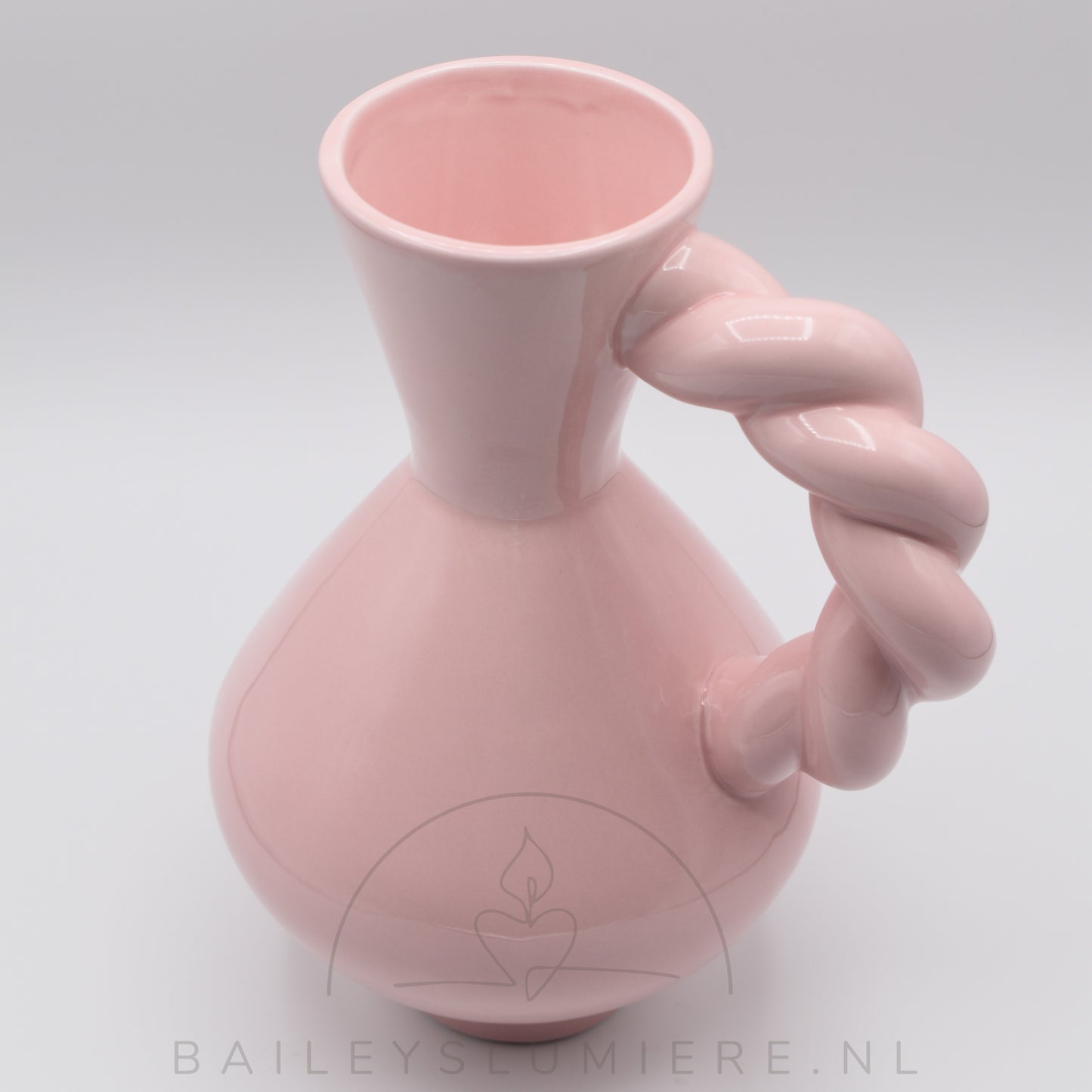 Keramische vaas met gedraaid handvat.