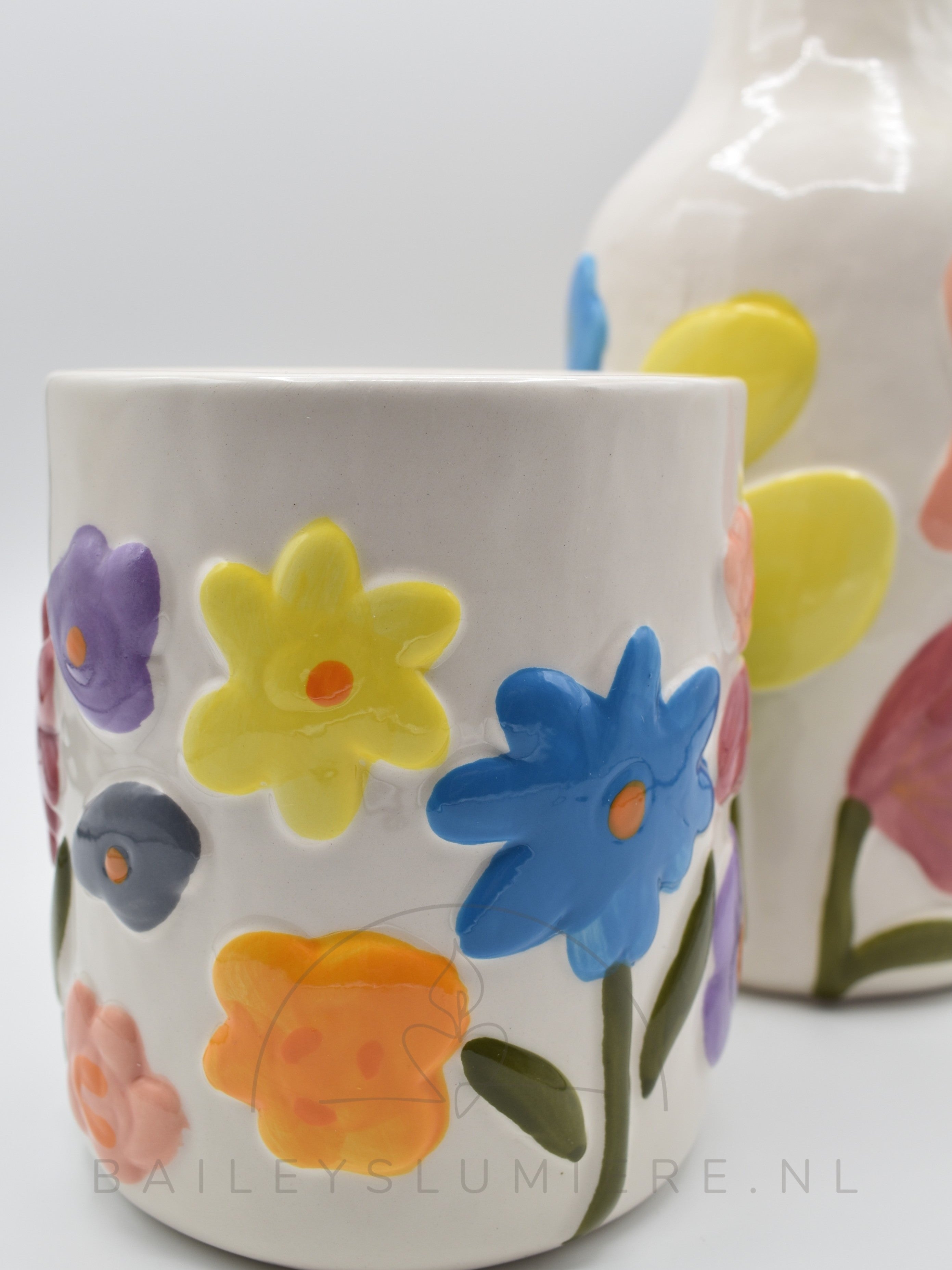 Bloem pot met reliëf bloemen