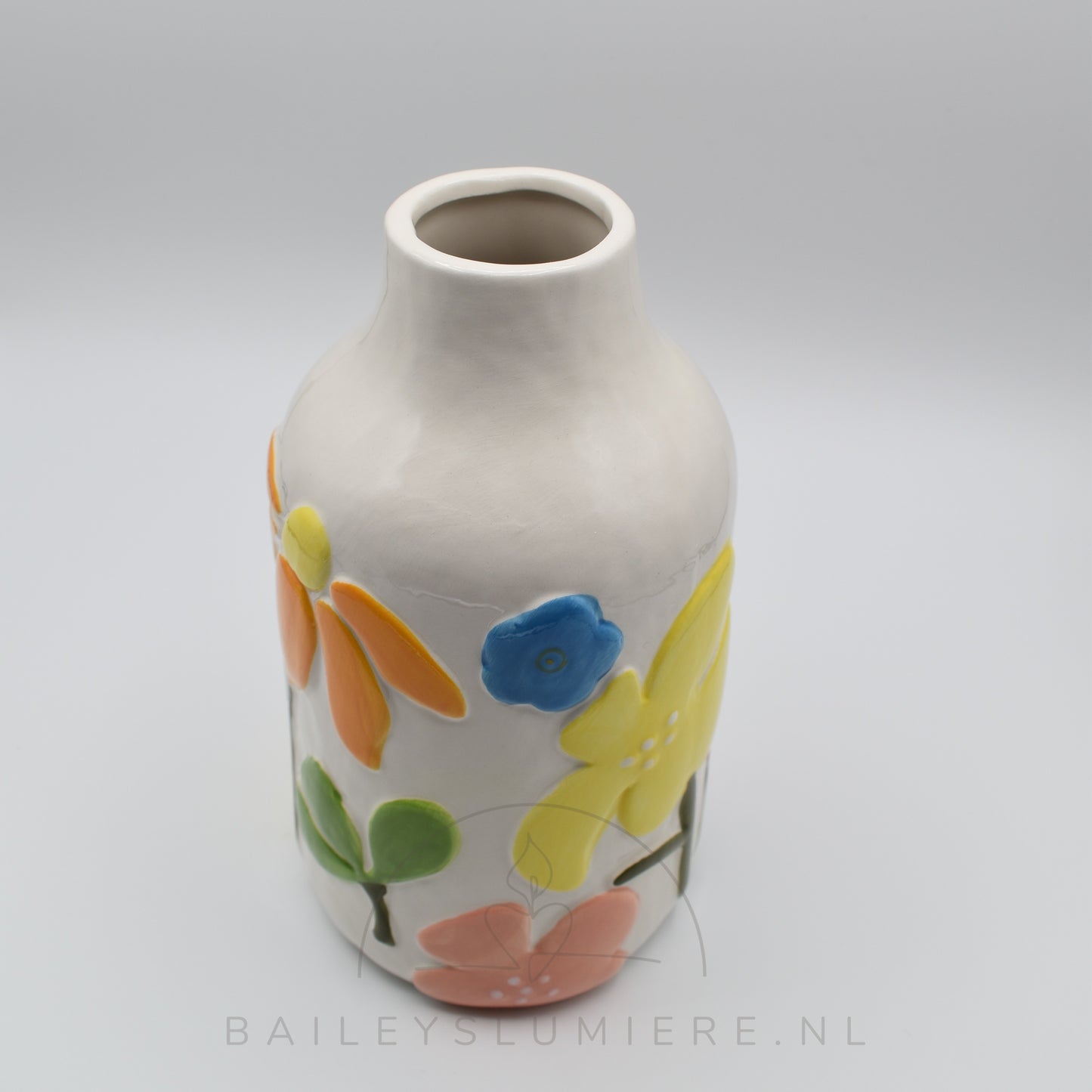 Vaas met reliëf bloemen