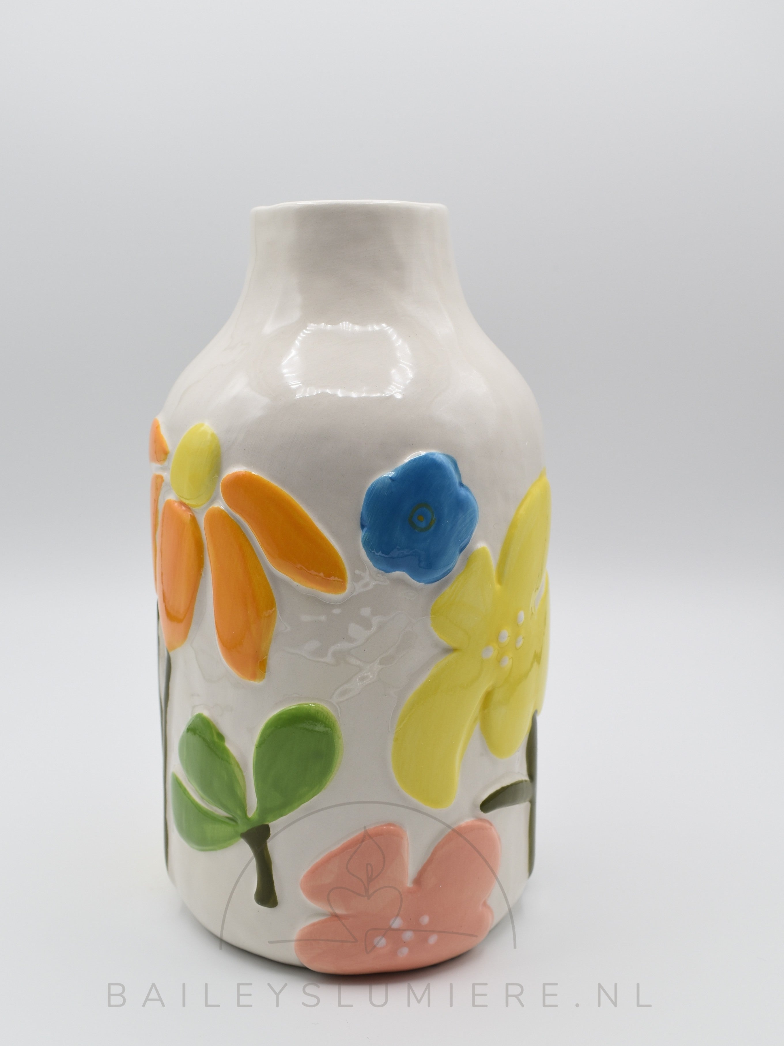 Vaas met reliëf bloemen