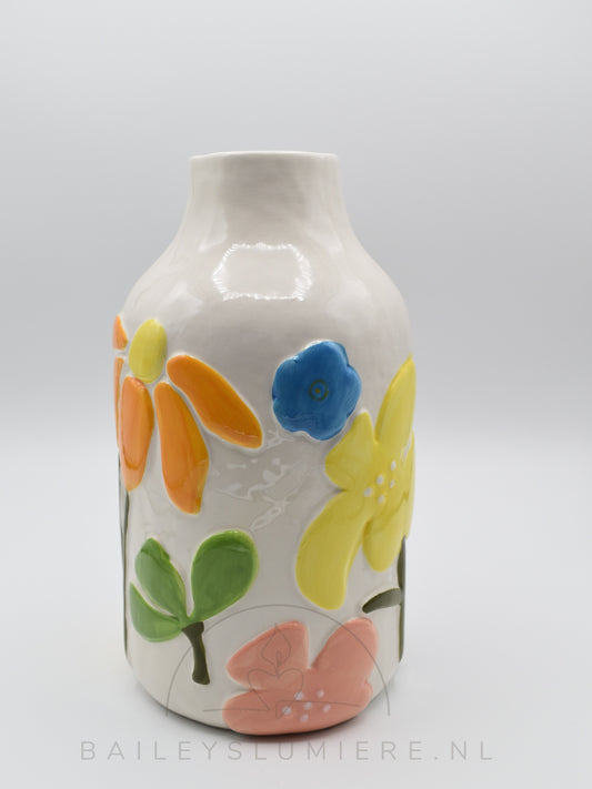 Vaas met reliëf bloemen