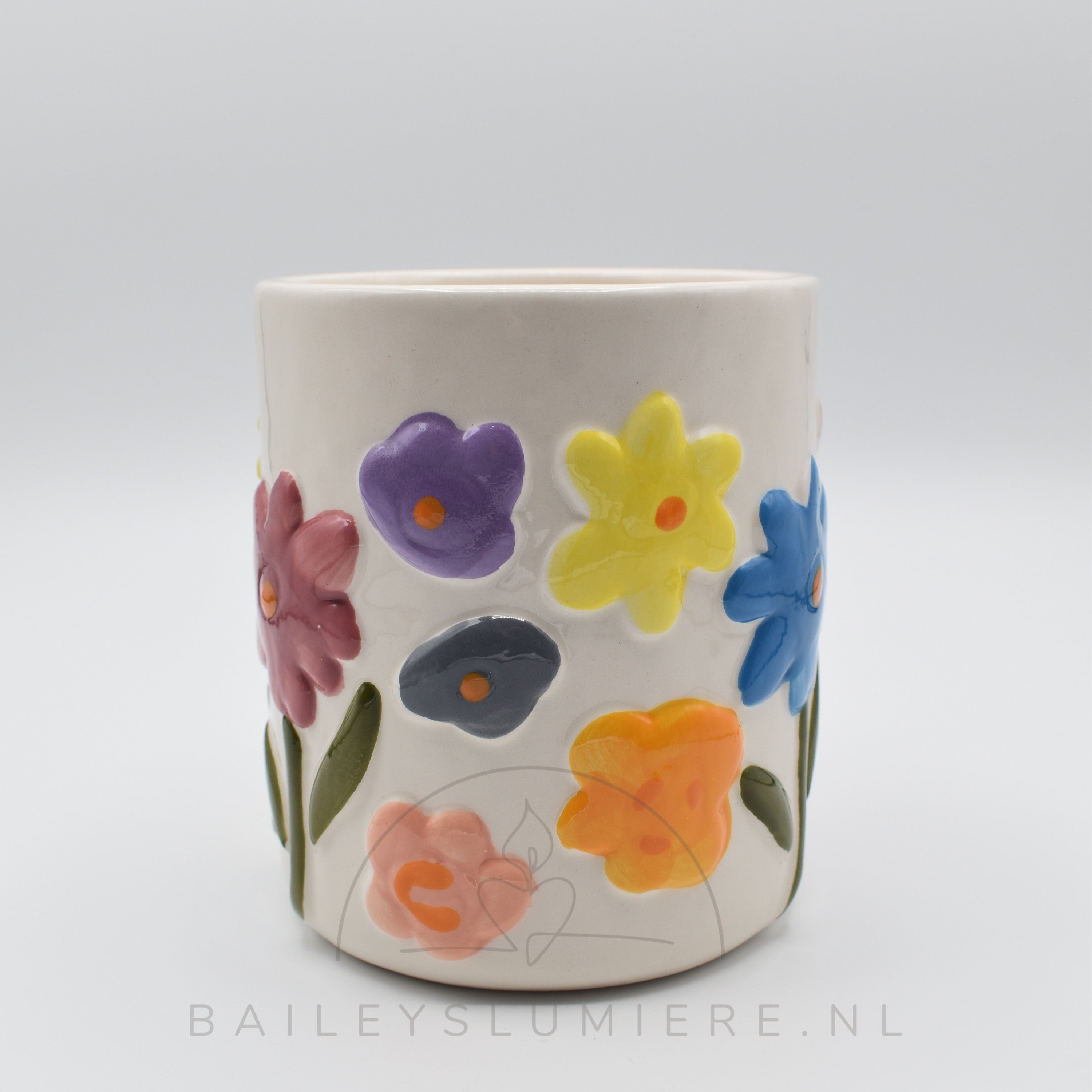 Bloem pot met reliëf bloemen