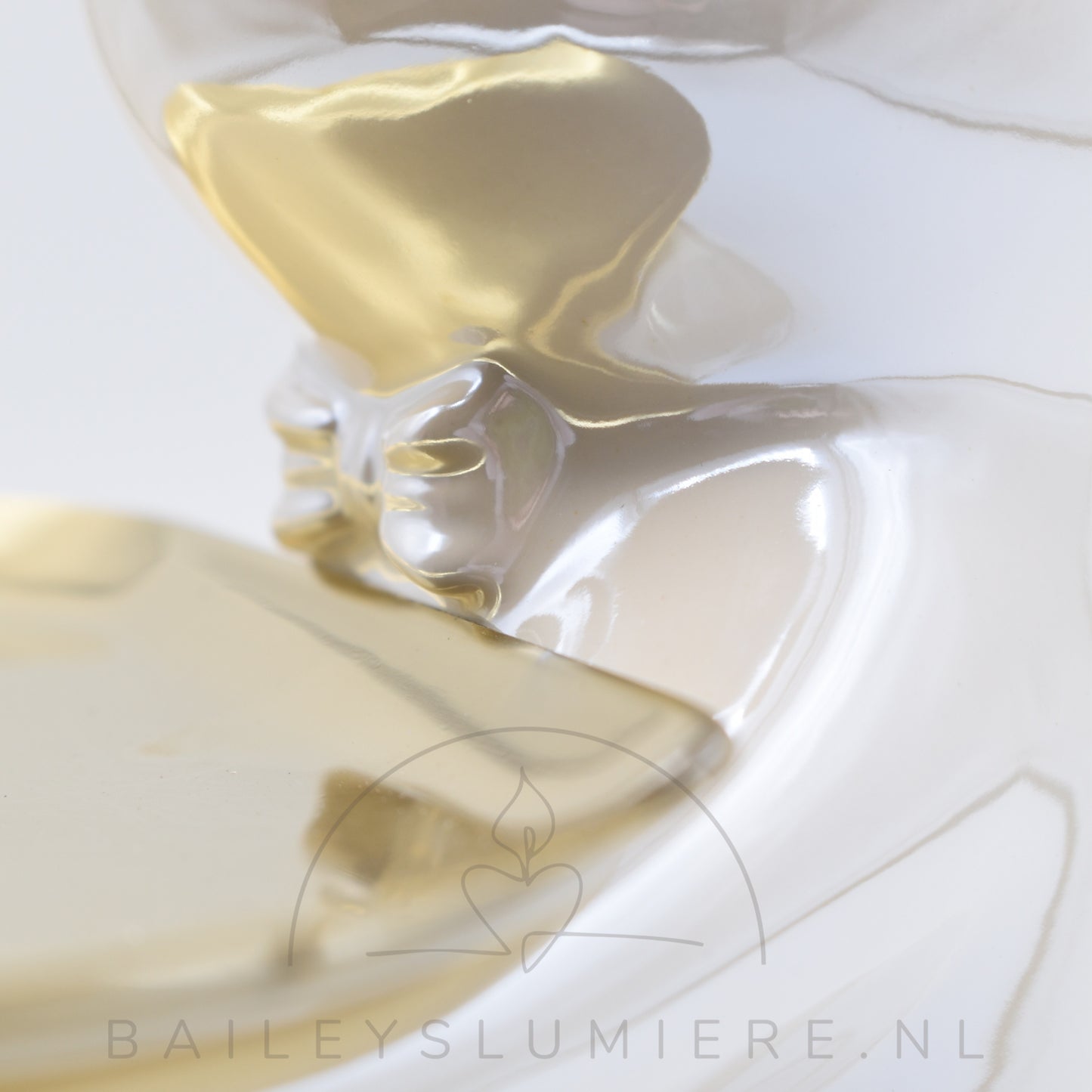 Keramische beer, zittend met dienblad
