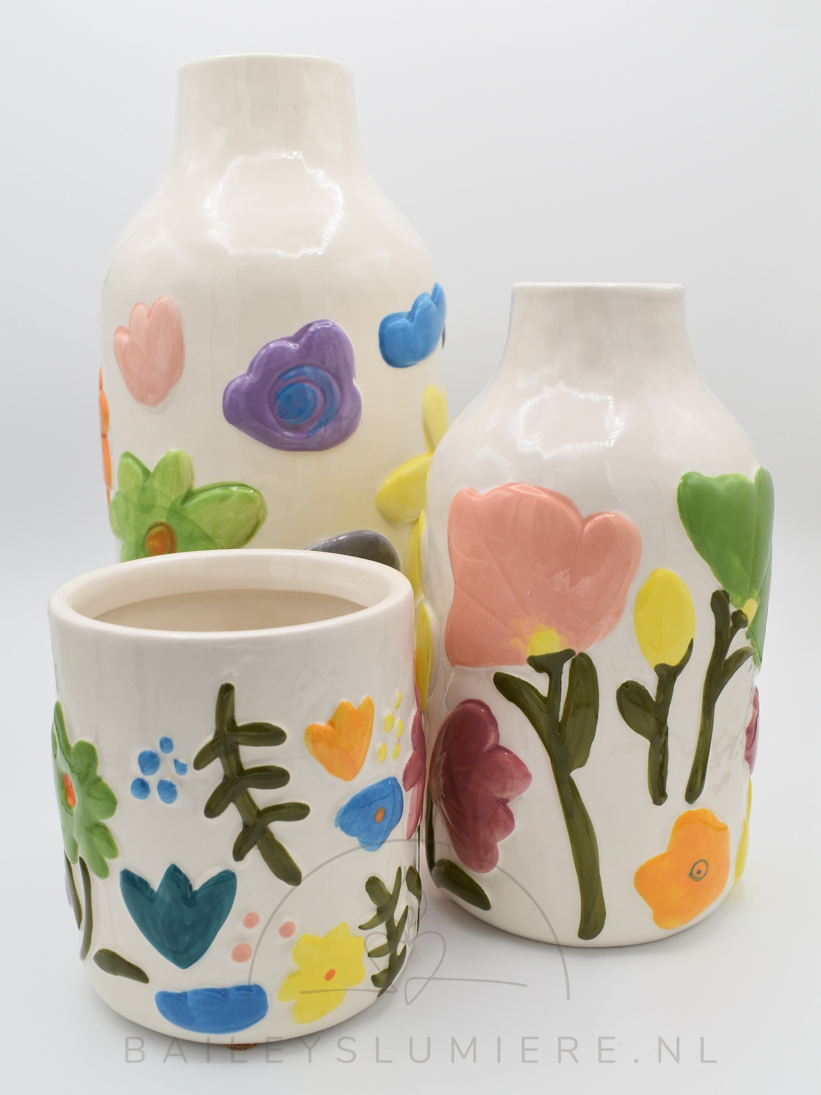 Vaas met reliëf bloemen