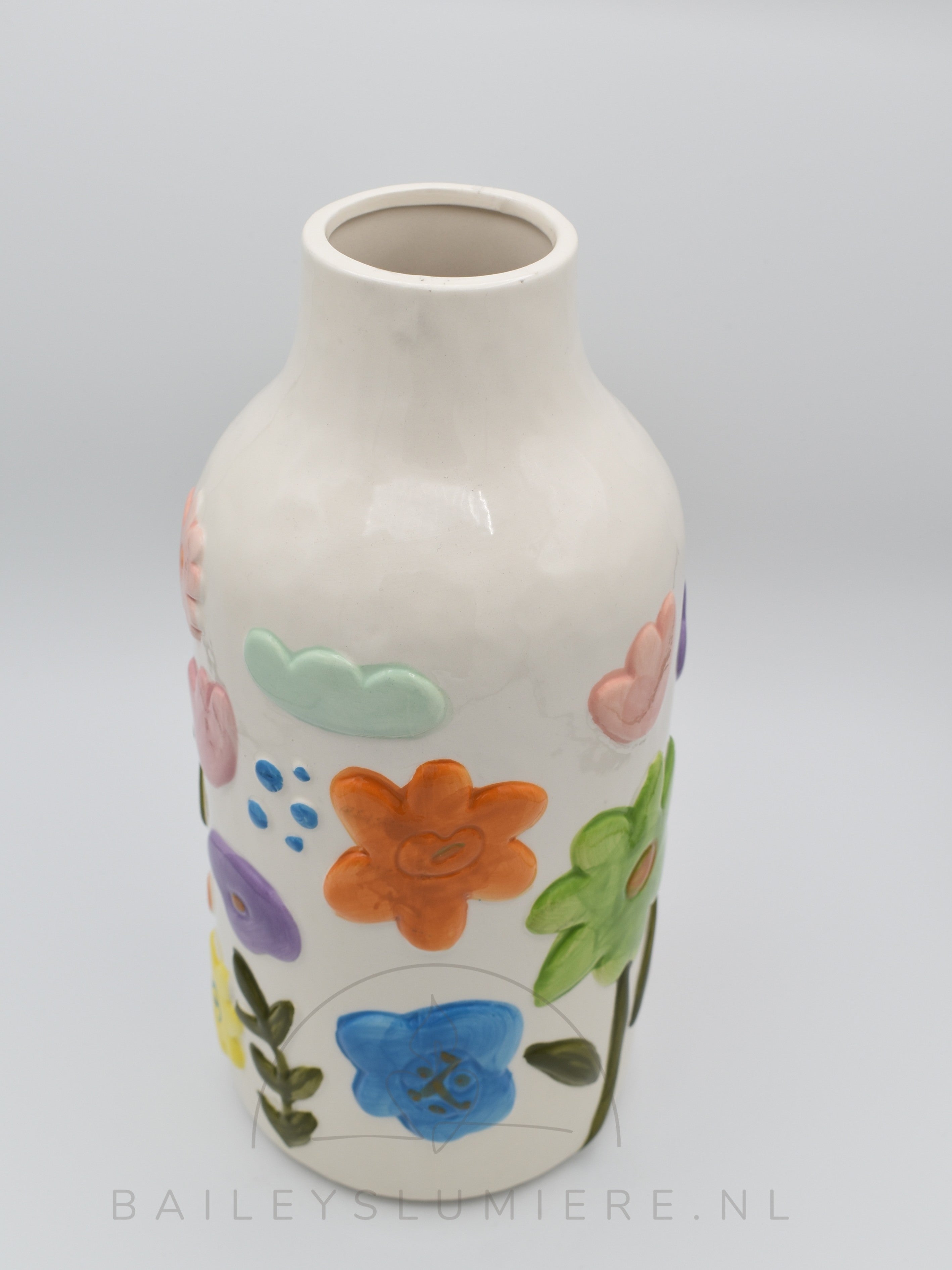 Vaas met reliëf bloemen