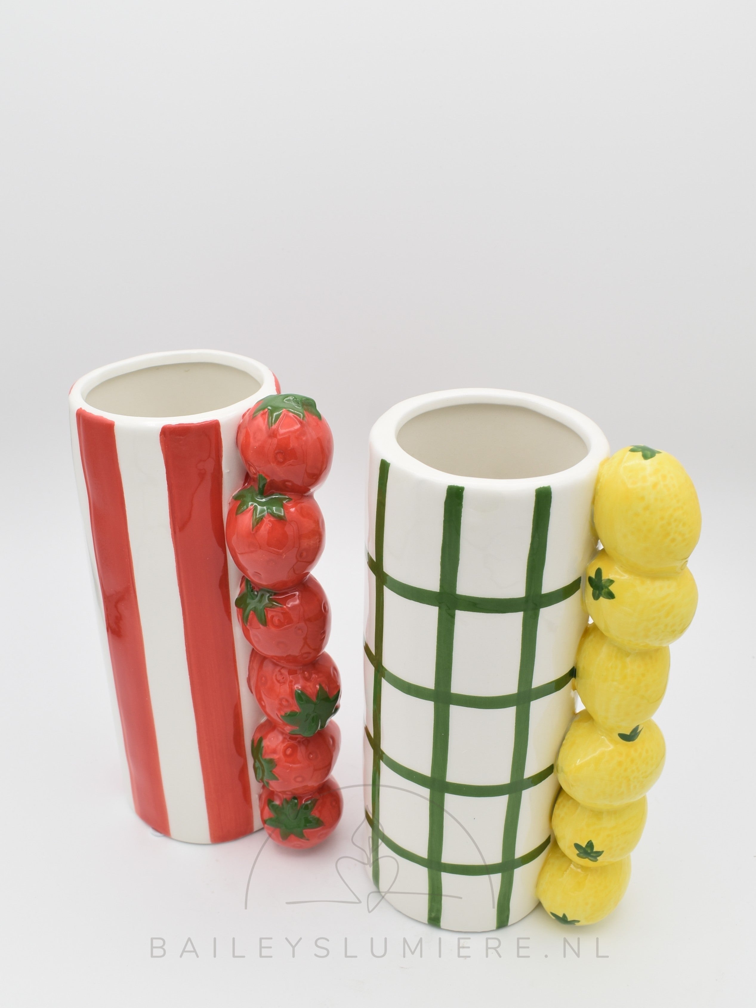 Smalle vazen met aardbeien of citroenen