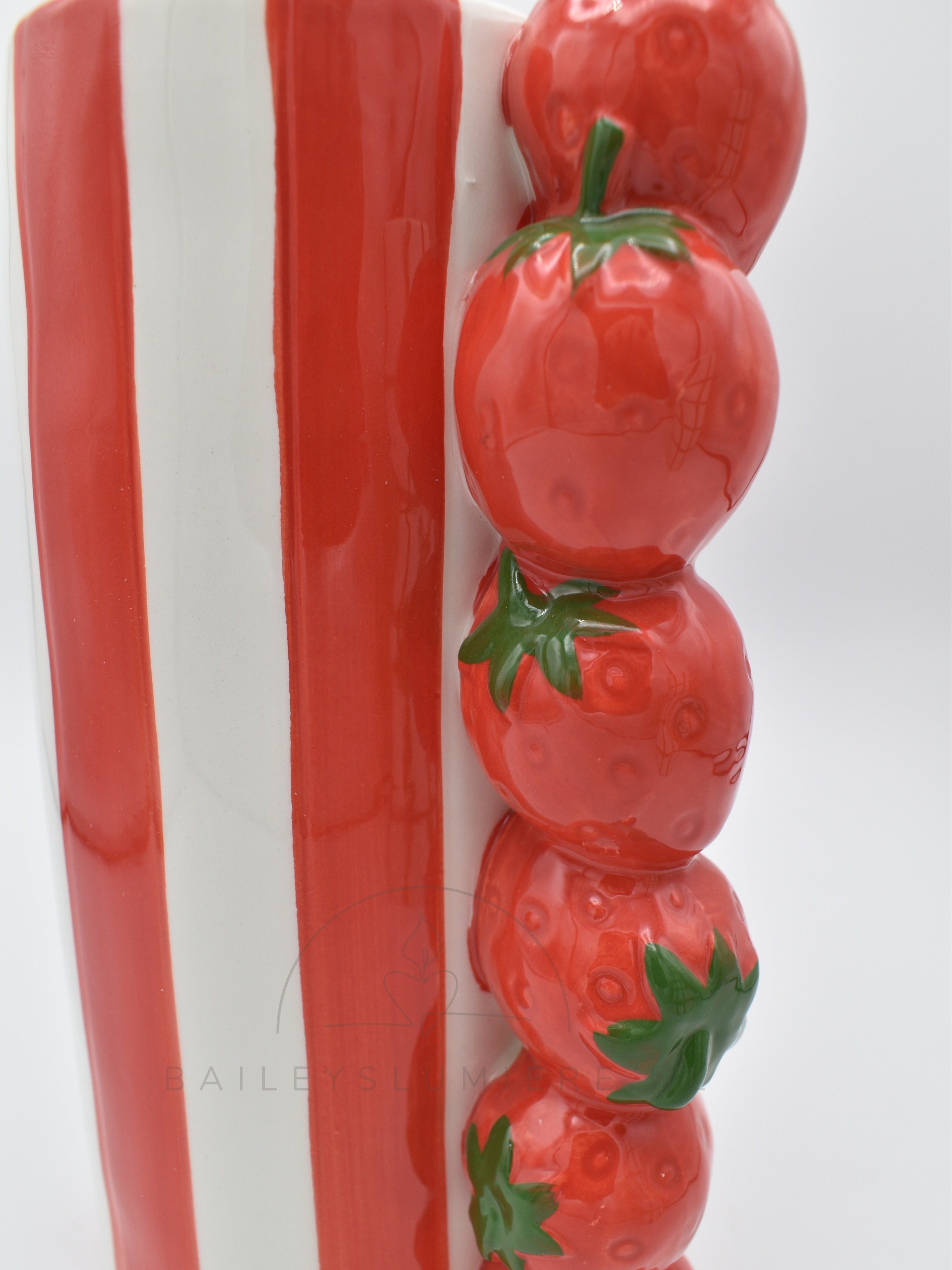 Smalle vazen met aardbeien of citroenen