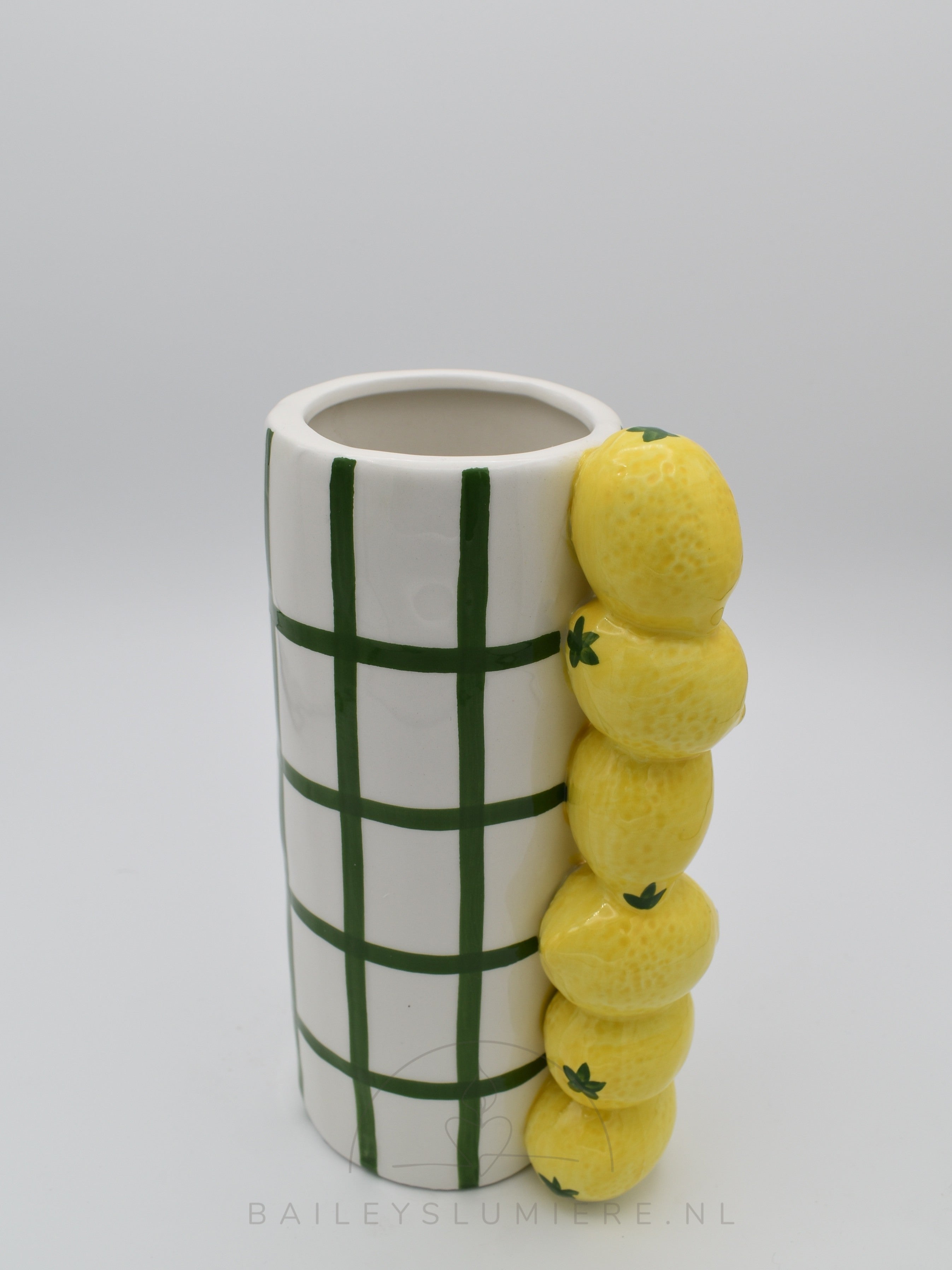 Smalle vazen met aardbeien of citroenen