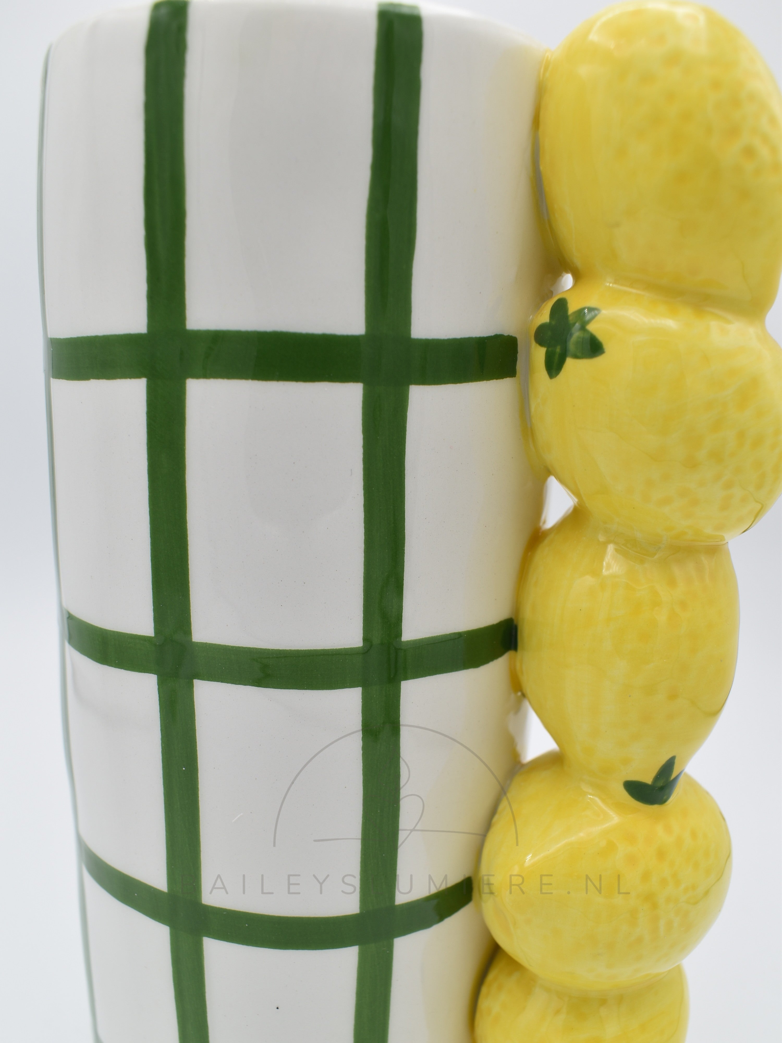 Smalle vazen met aardbeien of citroenen